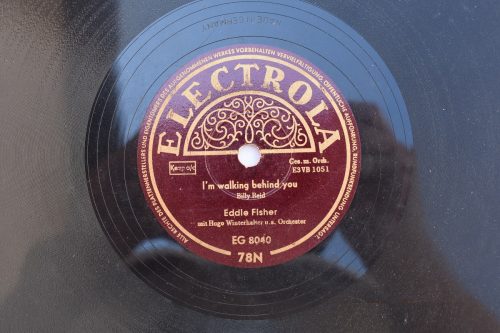 Bakelitna Ploča – I’m Walking Behind You